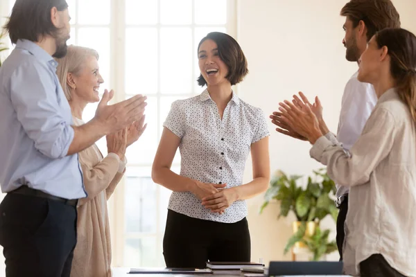 Happy employees applauding, thanking Asian businesswoman executive at meeting — Stock Photo, Image