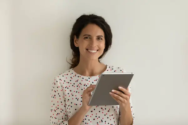 Portrait de tête femme souriante tenant la tablette sur fond gris — Photo