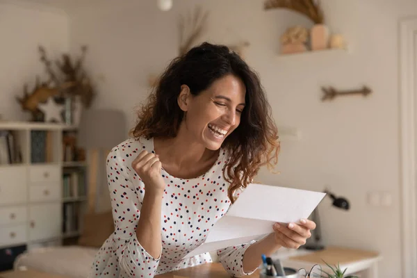 Överlycklig kvinna läser brev, firar framgång, fick oväntade goda nyheter — Stockfoto