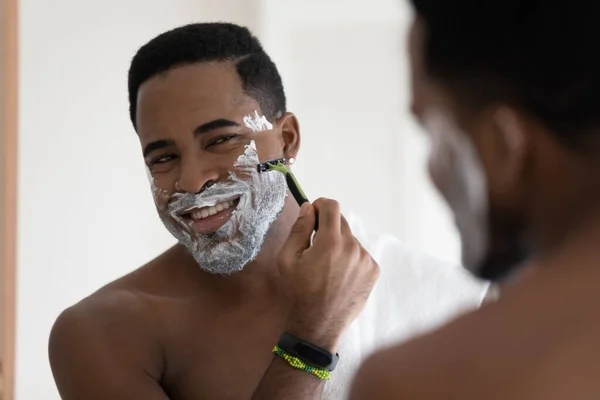 Jiletle tıraş olan yakışıklı, melez Afrikalı bir adam. — Stok fotoğraf