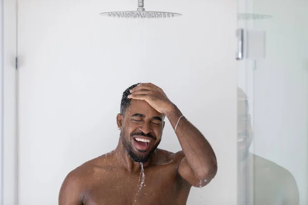 Happy excited handsome African guy with muscular shoulder and torso — Stock Photo, Image