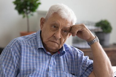 Üzgün yaşlı adam, mesafeye bak kendini yalnız hisset.