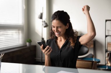 Heyecanlı bir kadın iyi bir cep telefonu mesajıyla mutlu olur.