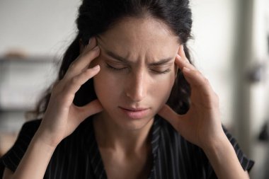 Sağlıksız kadınların başları çok ağrır.