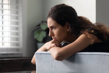 Mutsuz kadın evde kendini yalnız hissediyor.