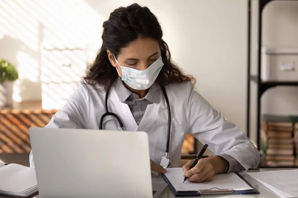 Medico di sesso femminile in maschera di lavoro in ospedale — Foto Stock