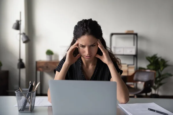 Mulher doente sofre de dor de cabeça trabalhando no computador — Fotografia de Stock