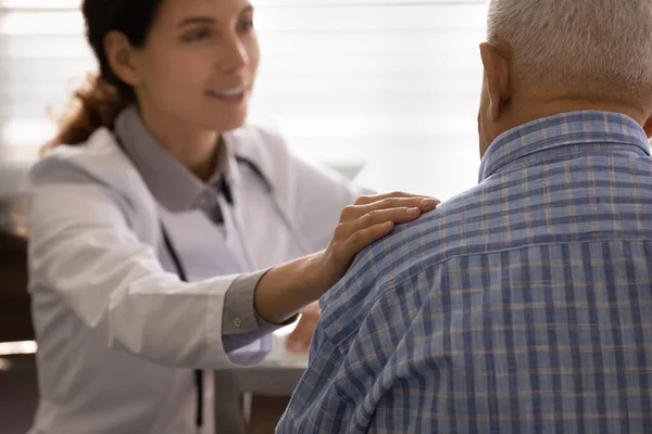 Ondersteunend dokterscomfort oude mannelijke patiënt in ziekenhuis — Stockfoto