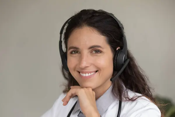 Portrait de femme médecin dans casque ont webcam appel — Photo