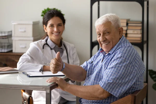 Portrait de vieux patient heureux recommander un service médical — Photo