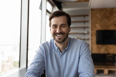 Kameraya bakan samimi bir genç adam..