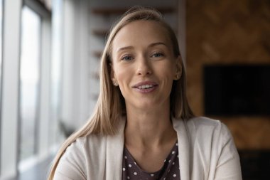 Gülümseyen genç kadın uzaktan video görüşmesi yapıyor..