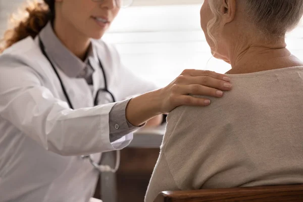 Apoyo médico mujer comodidad anciana cliente — Foto de Stock