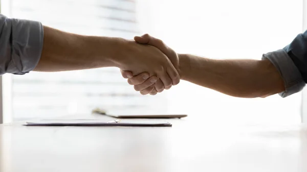 Cerca de dos hombres de negocios hombres dándose la mano, haciendo un acuerdo. —  Fotos de Stock