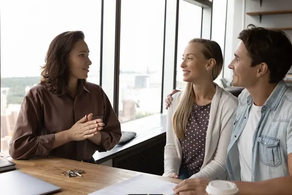 Skilled realtor consulting clients at office meeting. — Stock Photo, Image