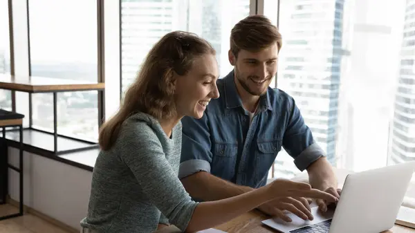 Felices dos colegas trabajando en el proyecto en línea. — Foto de Stock