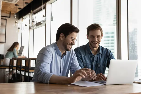 Felices sinceros amigos jóvenes colegas masculinos riendo, disfrutando del tiempo de descanso. — Foto de Stock