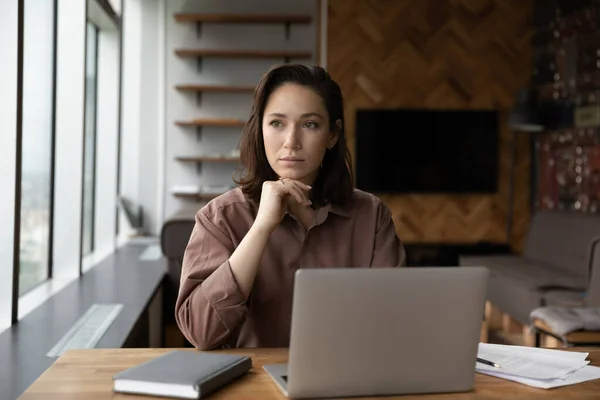 Fachkundige 30er-Unternehmerin erwägt Problemlösung. — Stockfoto