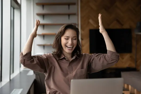 Overjoyed young business lady celebrating online success. — Stock Photo, Image