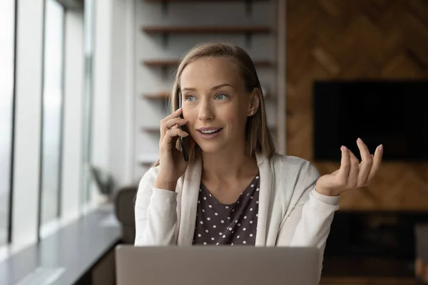 Sonriente joven dama de negocios sosteniendo conversación telefónica. — Foto de Stock