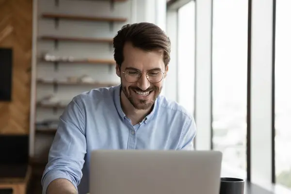 Jovem empreendedor feliz lendo e-mail com notícias incríveis. — Fotografia de Stock