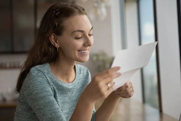 Sorrindo jovem mulher ler papel correspondência carta. — Fotografia de Stock