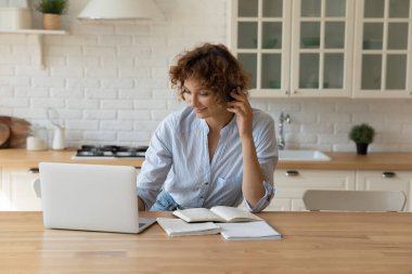 Çevrimiçi kurslarda okuyan 30 'lu yaşlardaki mutlu çekici genç kadın..