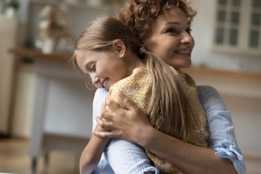 Mutlu, küçük, şirin, anaokulu 6 'lı çocuklar, sevgi dolu annelere sarılıyorlar..