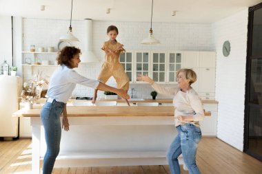 Mutfakta üç nesildir birlikte dans eden samimi bir aile..