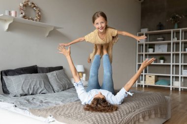 Samimi gülen çocuk annesi ile oynuyor..