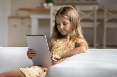 Mutlu sevimli küçük çocuk dokunmatik yastıkta oyun oynuyor..