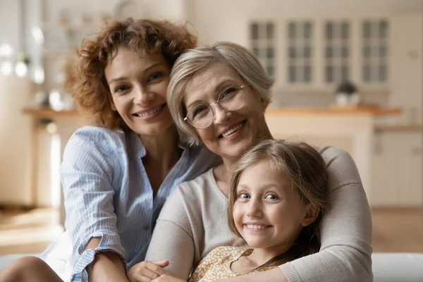 Feliz unión de tres generaciones de la familia posando en casa. — Foto de Stock