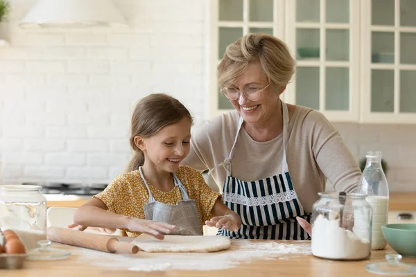 Gelukkig gezin met plezier koken in de keuken. — Stockfoto