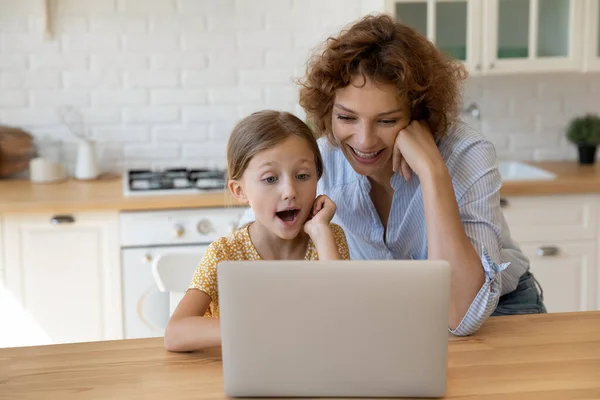 Emocionado juego pequeño en el ordenador con mamá. — Foto de Stock