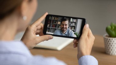 Uzak bir cep telefonundan arama yapan genç bayan çalışanı kapatın..