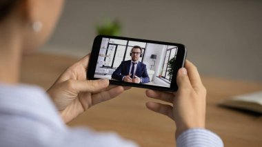 Mobil görüntülü konuşma yapan genç bir kadın..