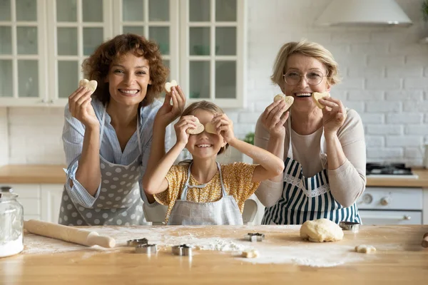 Família feminina feliz gostando de cozinhar biscoitos na cozinha. — Fotografia de Stock