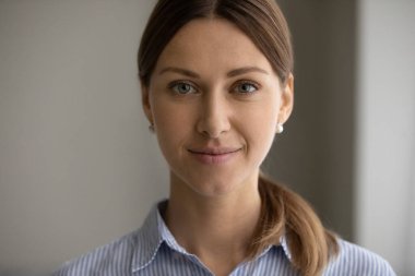 Genç ve çekici bir iş kadınının yakın plan portresi..