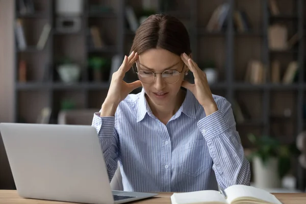 Stresszes, boldogtalan, fejfájástól szenvedő fiatal nő. — Stock Fotó