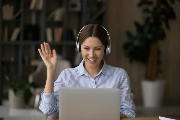 Jovem empresária feliz em fones de ouvido iniciar chamada de vídeo. — Fotografia de Stock