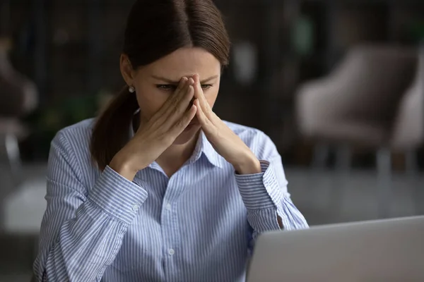 Frustrado infeliz jovem mulher lendo e-mail com más notícias. — Fotografia de Stock