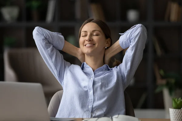 Relaxado agradável jovem feliz desfrutando de tempo de pausa. — Fotografia de Stock