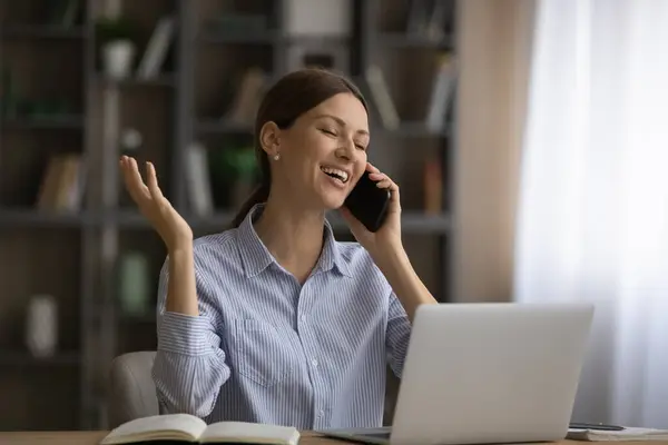 Happy young business lady holding phone call, listening amazing news. — Stock Photo, Image