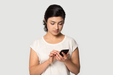 Hintli kadın cep telefonu kablosuz interneti kullanıyor