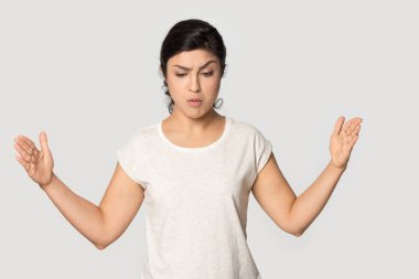 Afallamış Hintli kadın iyi satıştan şok oldu.