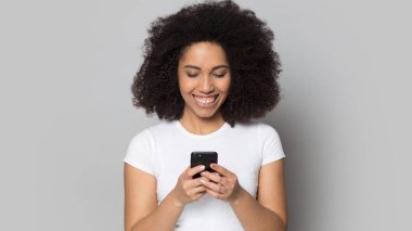 Gülümseyen Afrikalı Amerikalı kadın internet üzerinden akıllı telefon mesajı kullanıyor