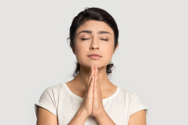 Mujer india esperanzada rezar pedir sentirse supersticioso —  Fotos de Stock