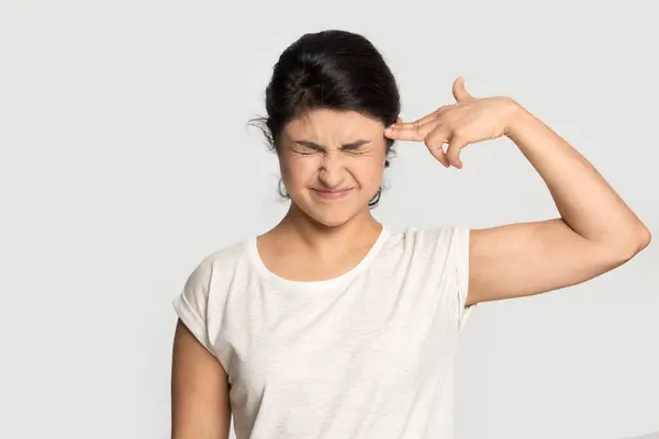 Depressed Indian woman kill herself with imaginary gun — Stock Photo, Image