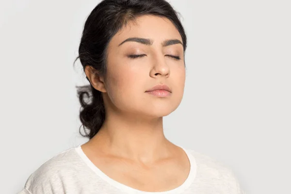 Calma donna indiana respirare aria fresca meditando — Foto Stock