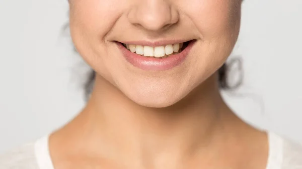 Primo piano di donna indiana sorridente mostrano denti sani — Foto Stock
